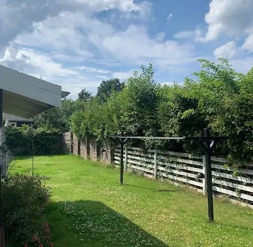 En Perle Af Et Taet Pa Bade Og By Hornbæk